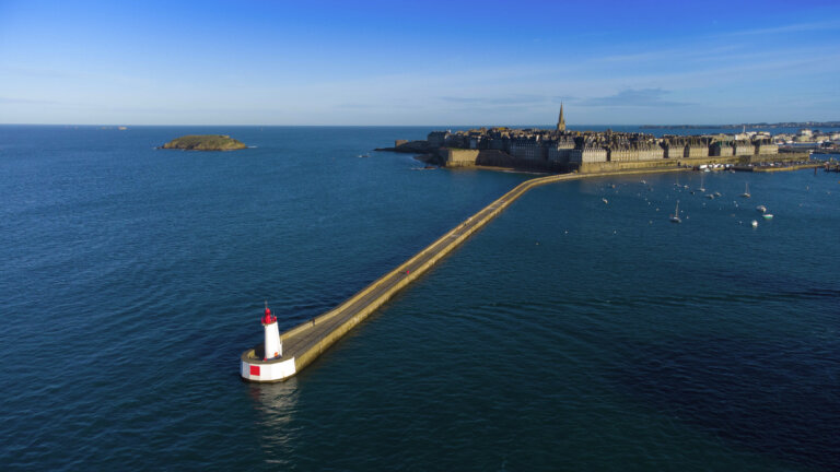 Prise de vue par drone de Saint-Malo vue du large