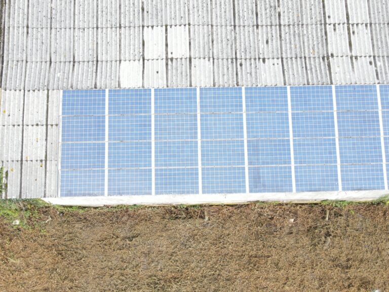 Vue réalisée par drone d'un ensemble panneaux solaire.