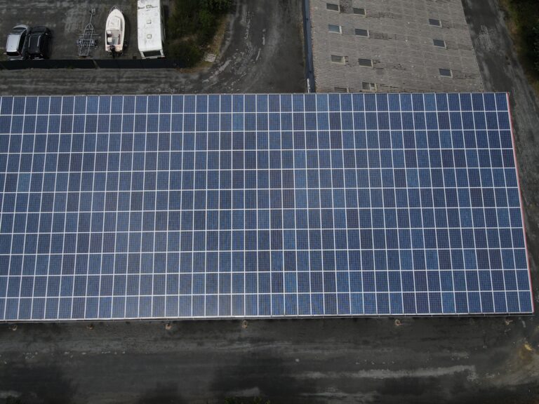 Vue réalisée par drone d'un ensemble panneaux solaire.