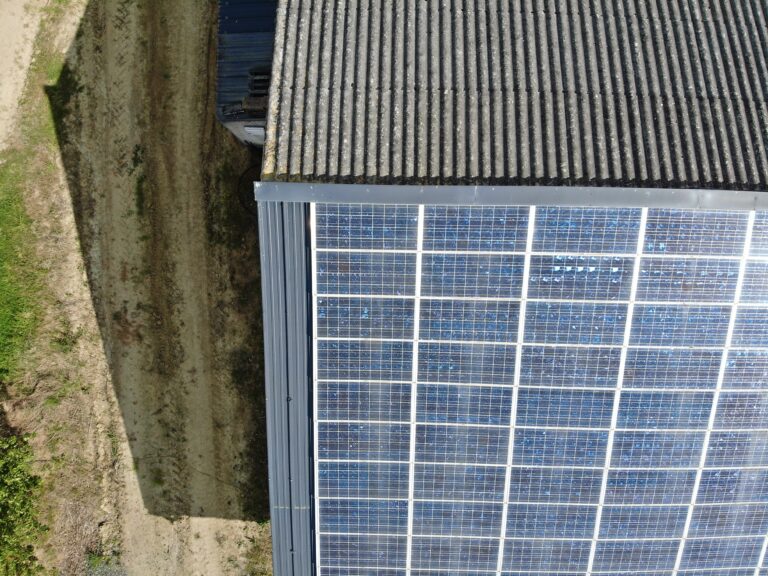 Vue réalisée par drone d'un ensemble panneaux solaire.