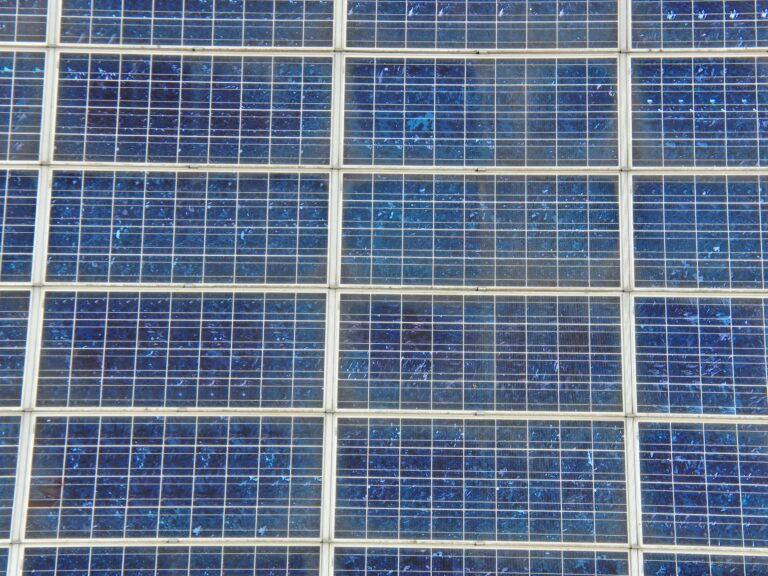 Vue réalisée par drone d'un ensemble panneaux solaire.