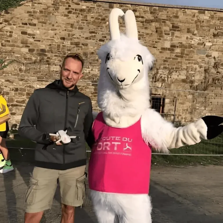 Yann de ITC Drones pose avec un drone dans les mains