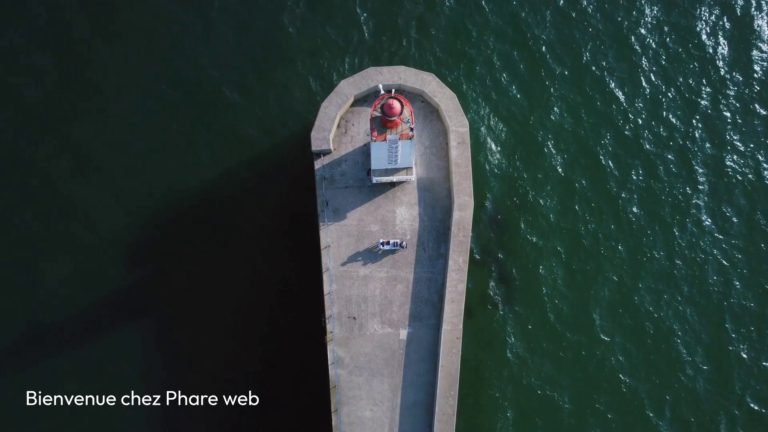 Prise de vue aérienne de l'agence Phare web travaillant au bout du mole des noirs, la prise de vue est réalisée par un drone