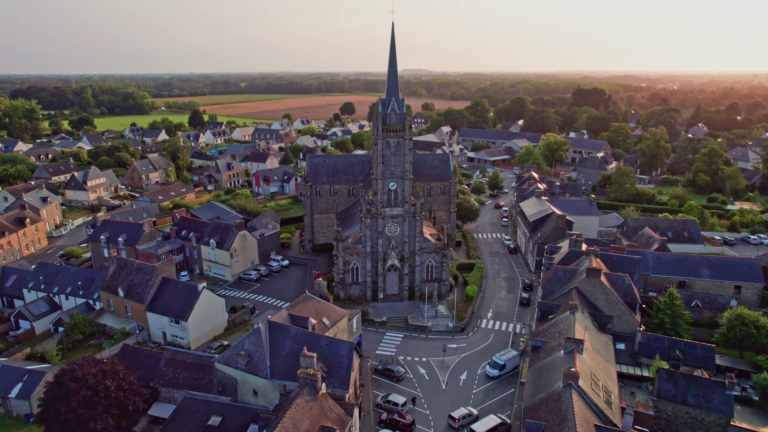 Prise de vue par drone du centre-ville de Plerguer